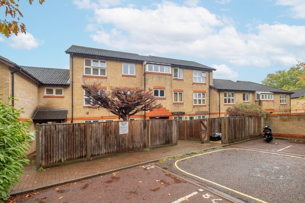 Flat Ivybridge Close in Greater London