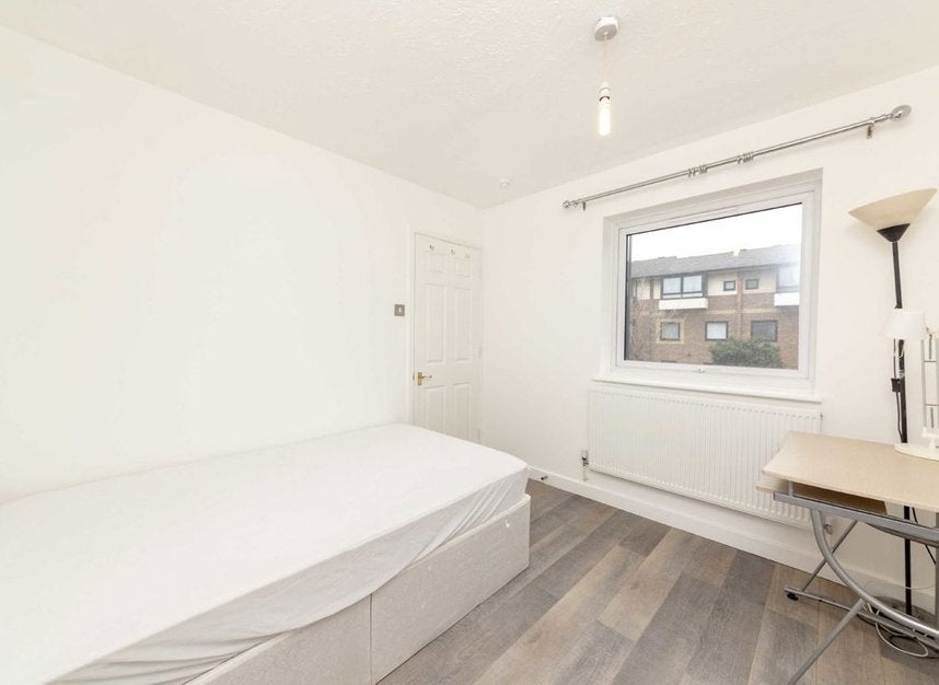 House Barnfield Place in Greater London