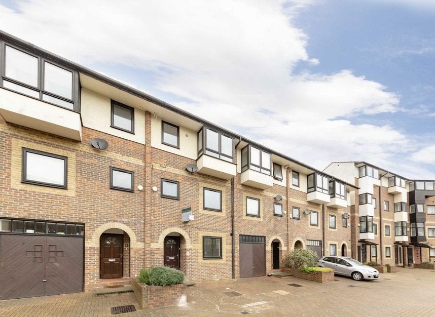 House Barnfield Place in Greater London