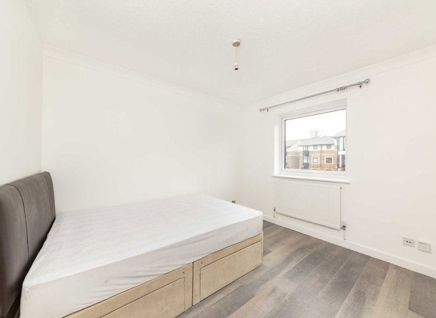 House Barnfield Place in Greater London