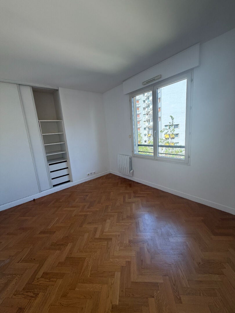 Flat Rue Frémicourt in Paris