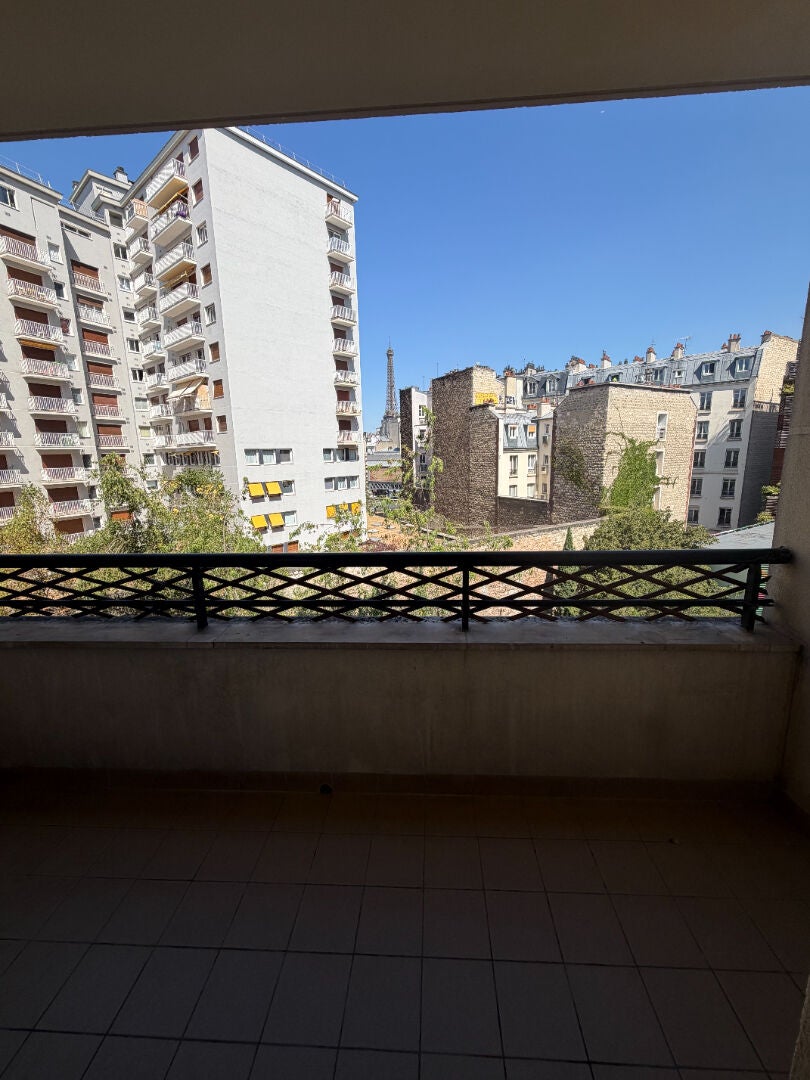 Flat Rue Frémicourt in Paris