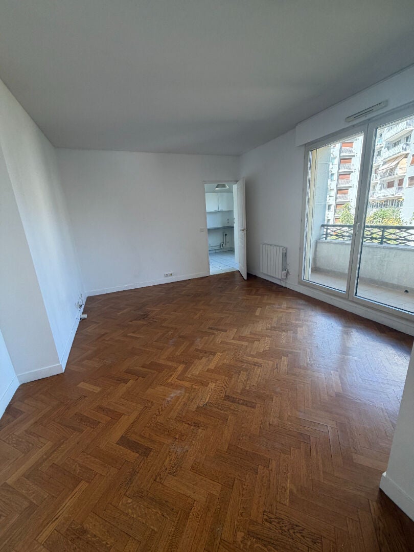 Flat Rue Frémicourt in Paris