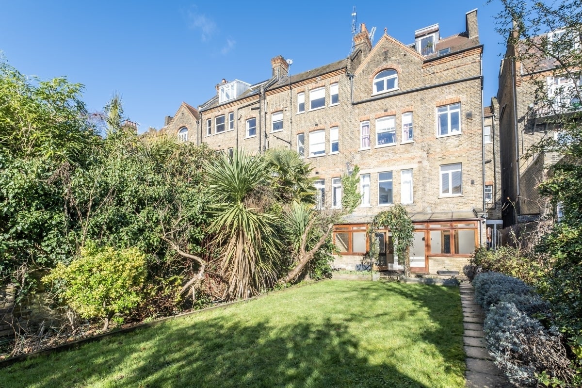 Flat Greencroft Gardens in Greater London