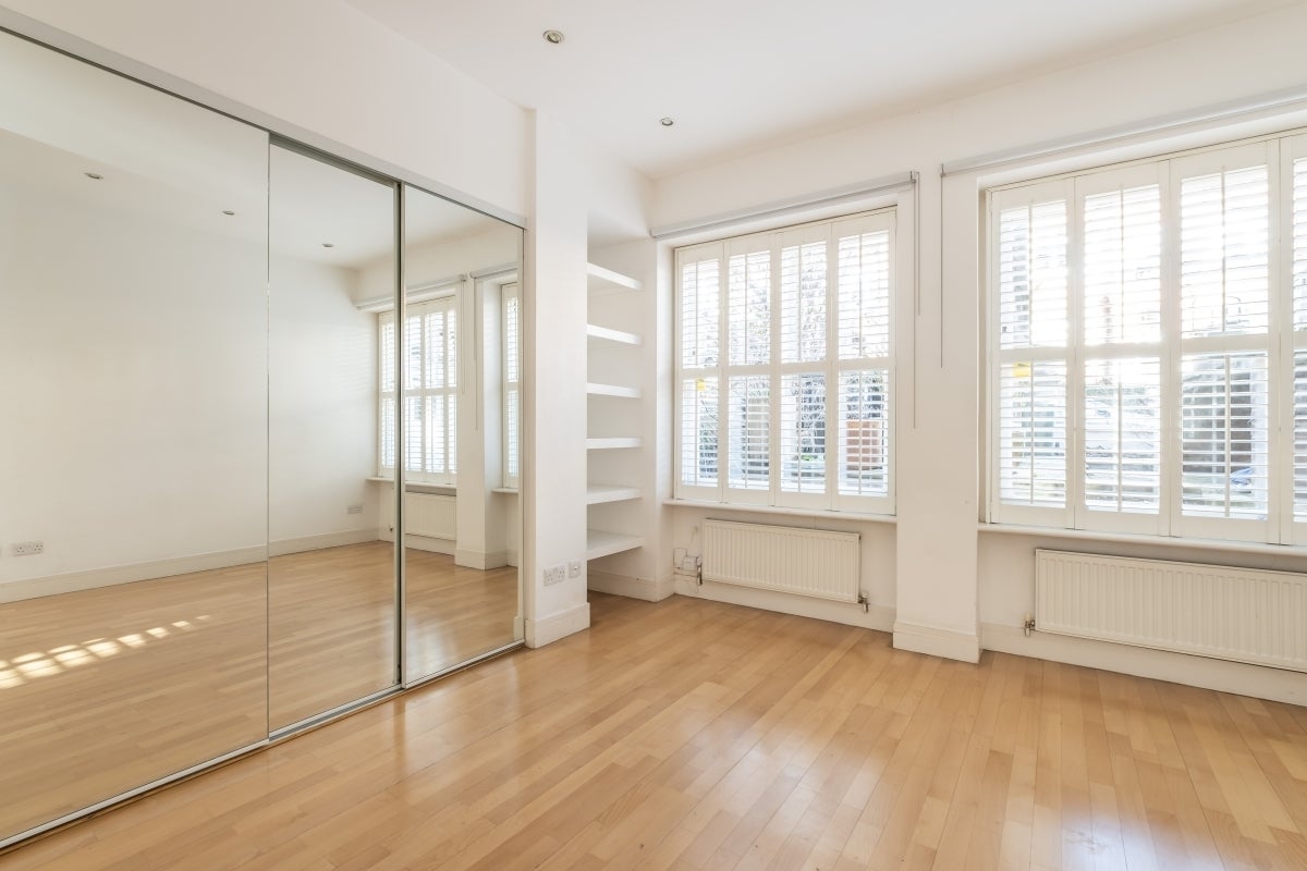 Flat Greencroft Gardens in Greater London