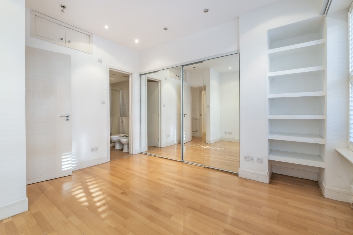 Flat Greencroft Gardens in Greater London