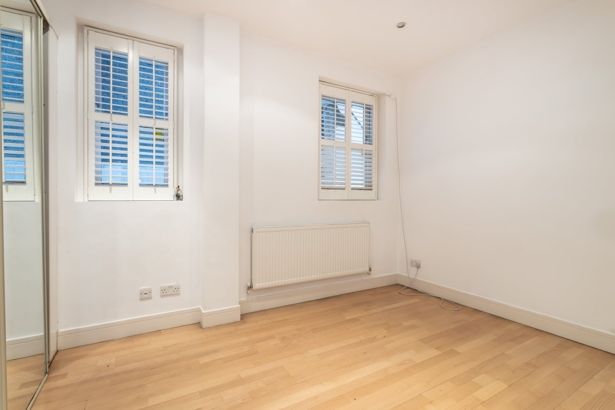 Flat Greencroft Gardens in Greater London