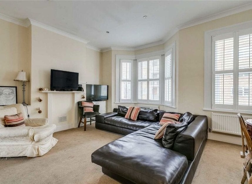 Flat Kelvedon Road in Greater London