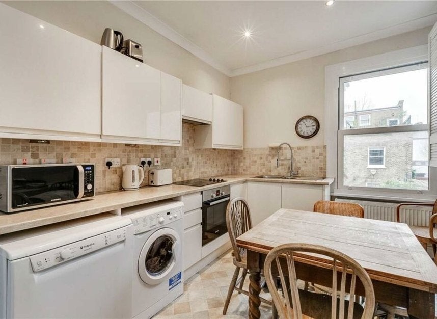 Flat Kelvedon Road in Greater London