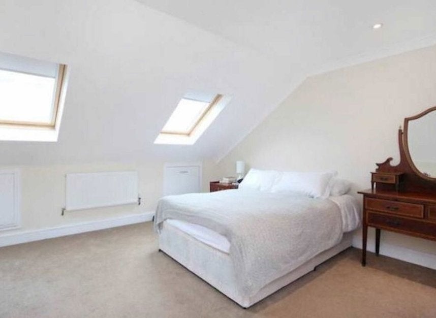 Flat Kelvedon Road in Greater London