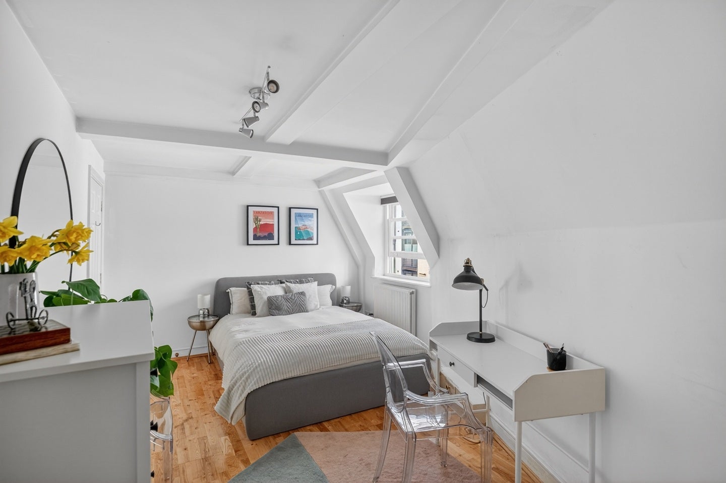 Flat Tooley Street in Greater London