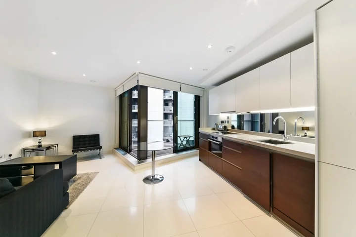 Flat Crossharbour Plaza in Greater London