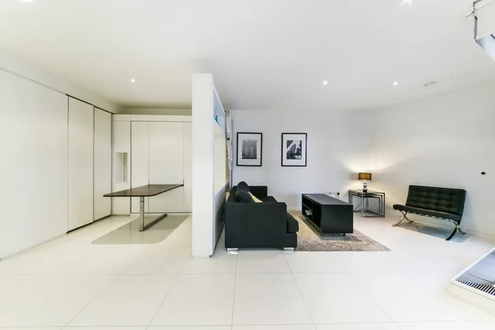 Flat Crossharbour Plaza in Greater London