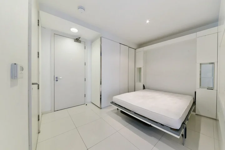 Flat Crossharbour Plaza in Greater London