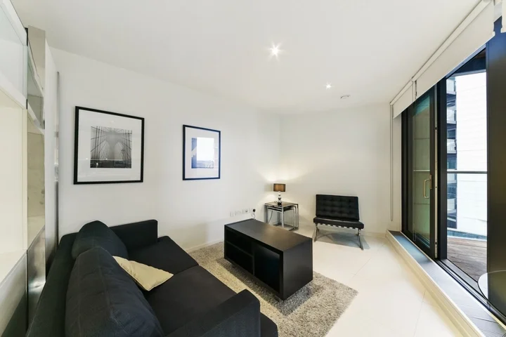 Flat Crossharbour Plaza in Greater London