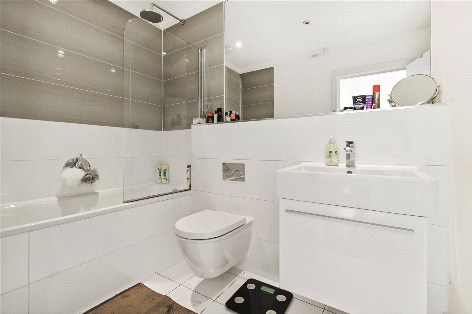 Flat Clapham High Street in Greater London