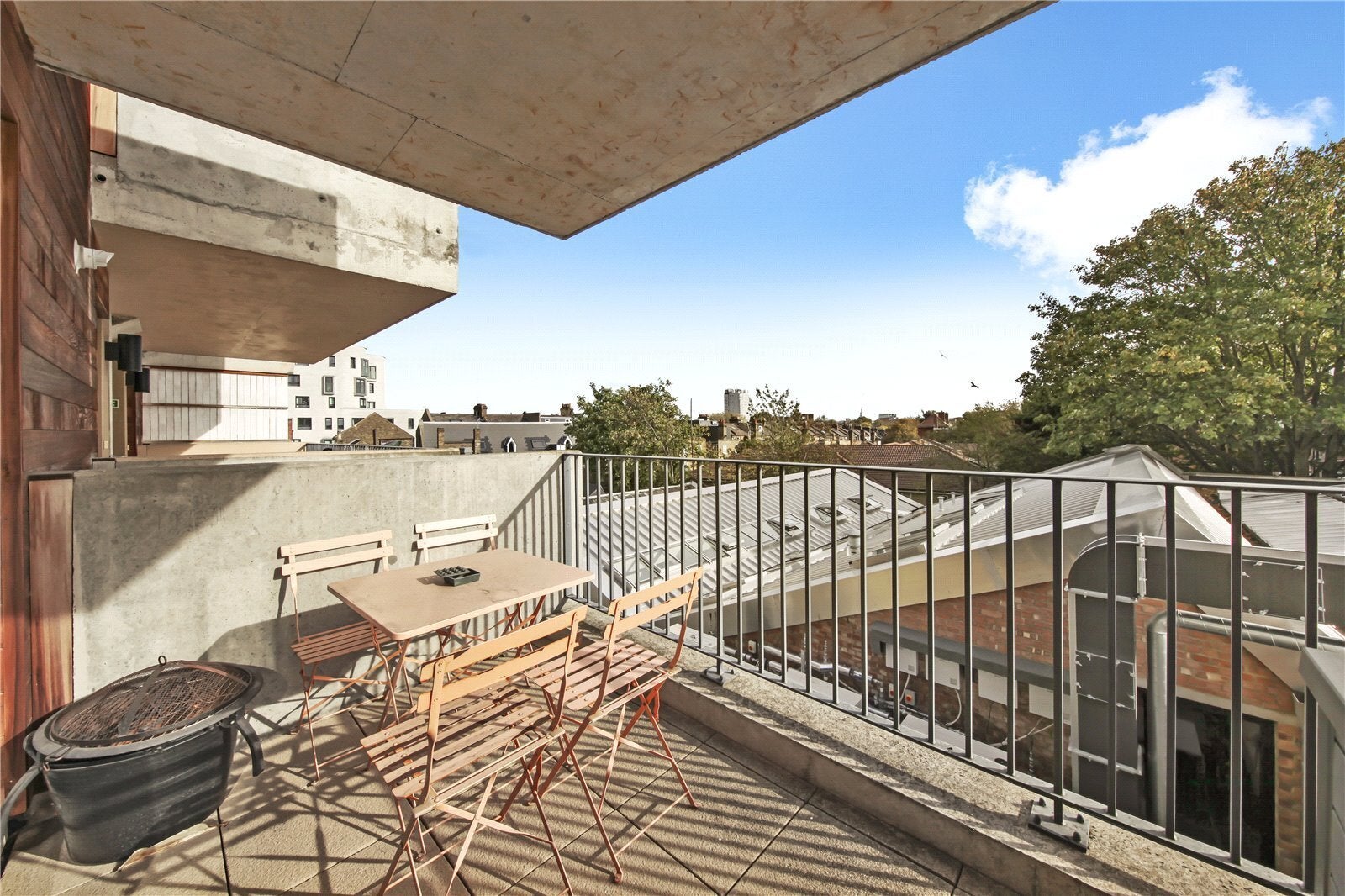 Flat Clapham High Street in Greater London