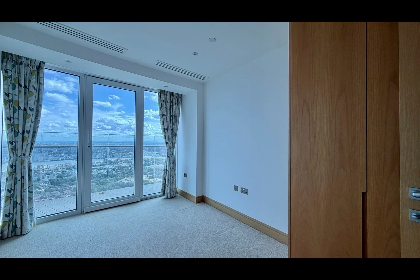 Flat Crossharbour Plaza in Greater London