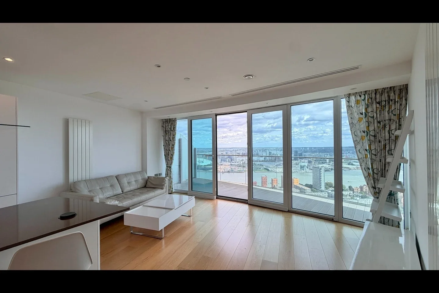 Flat Crossharbour Plaza in Greater London