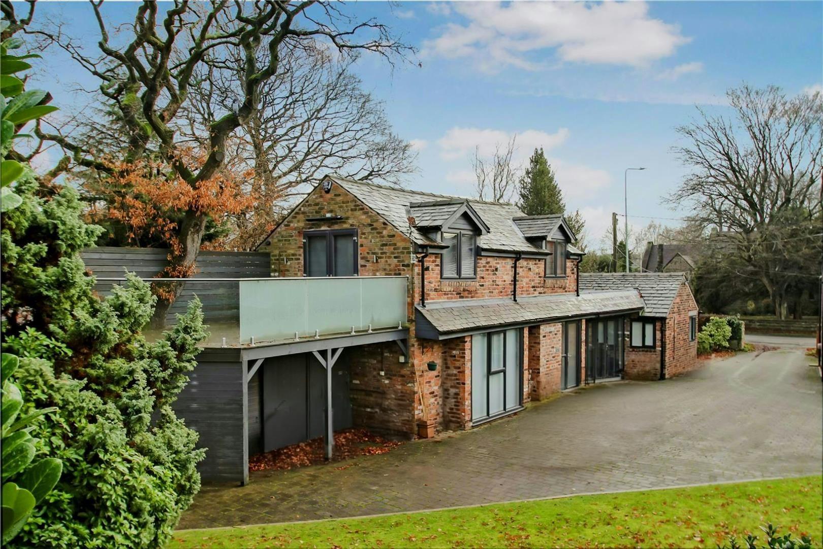 Flat Lymm Road in Little Bollington