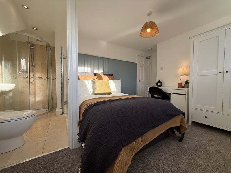 Room Hill Street in Warwick