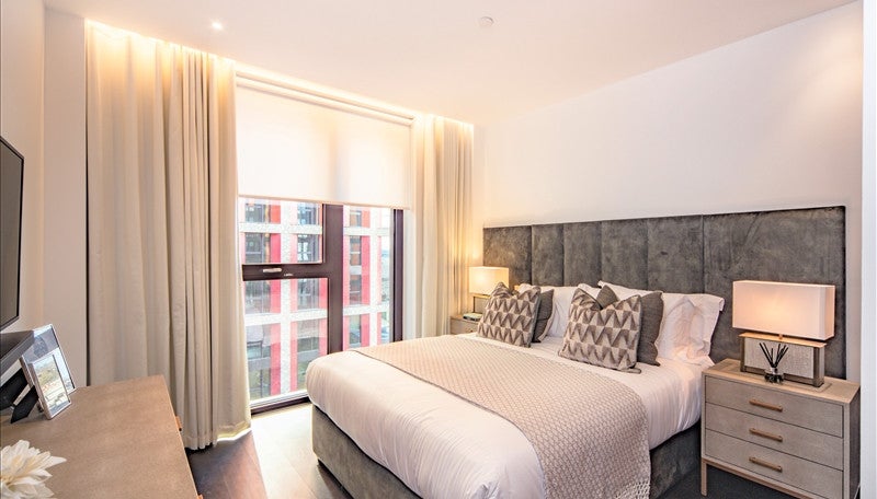 Flat Ponton Road in Greater London