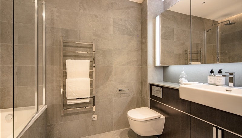 Flat Ponton Road in Greater London