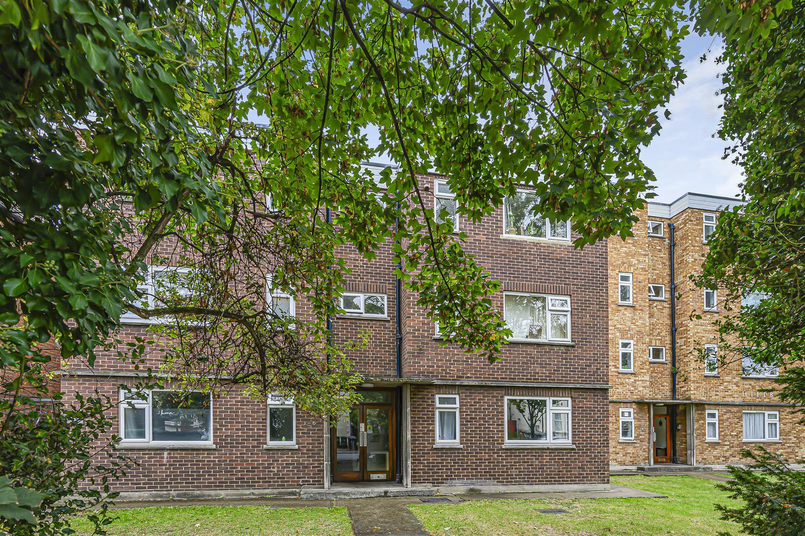 Flat Hainault Road in Greater London