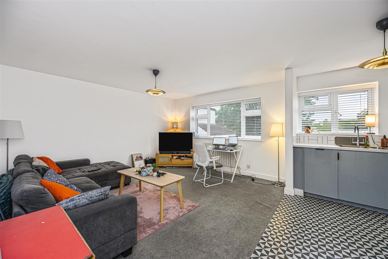 Flat Hainault Road in Greater London