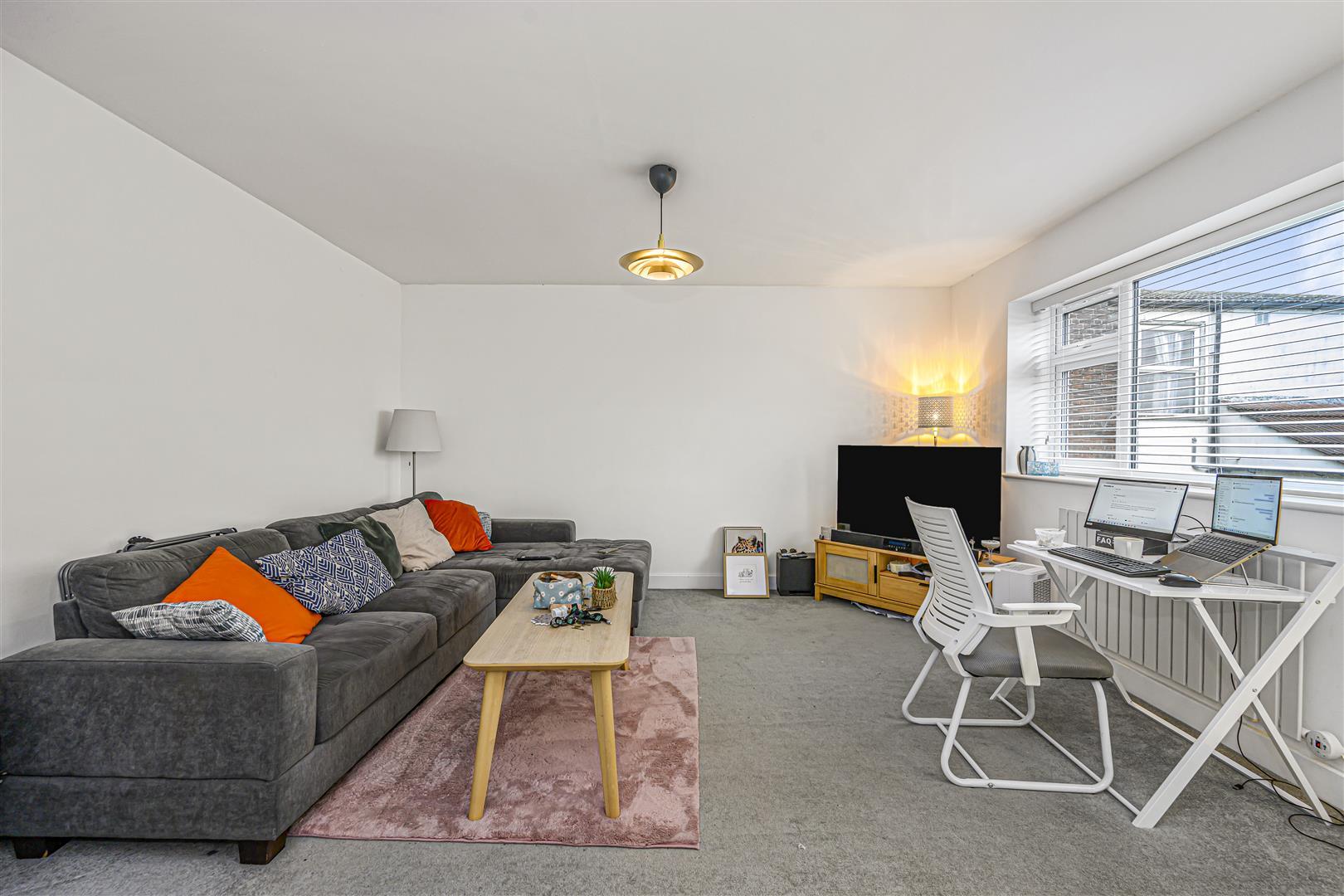 Flat Hainault Road in Greater London