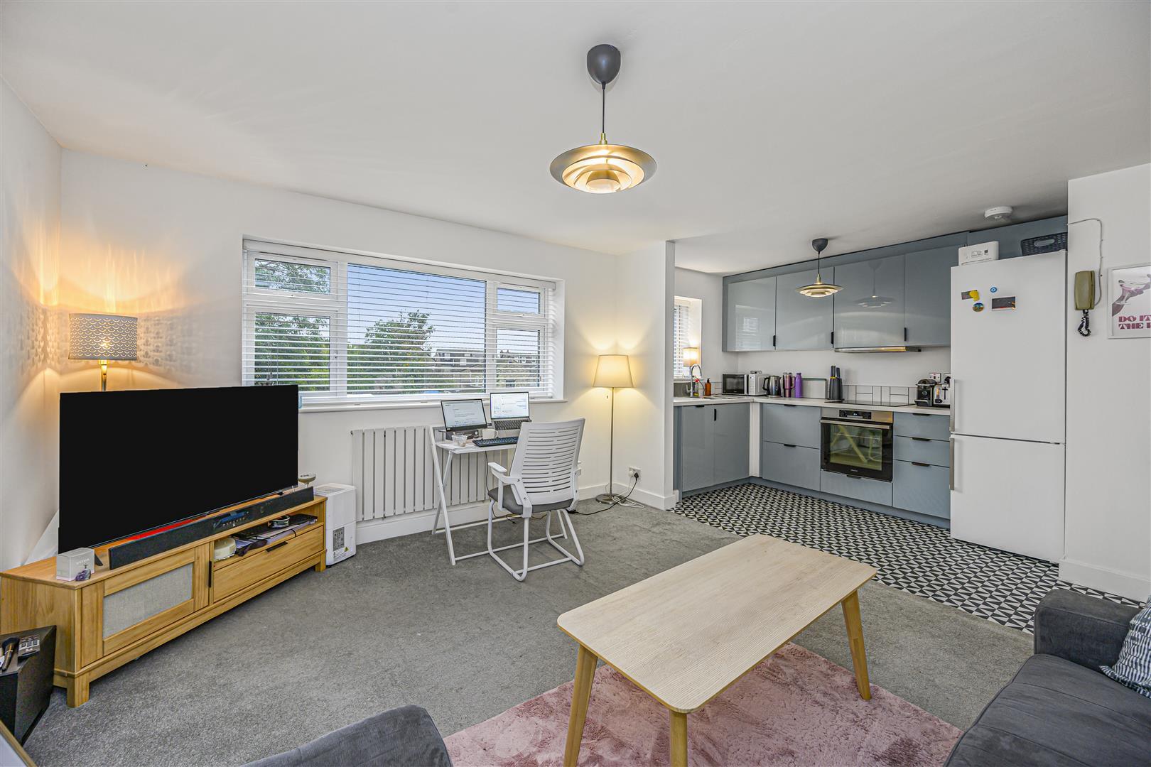 Flat Hainault Road in Greater London