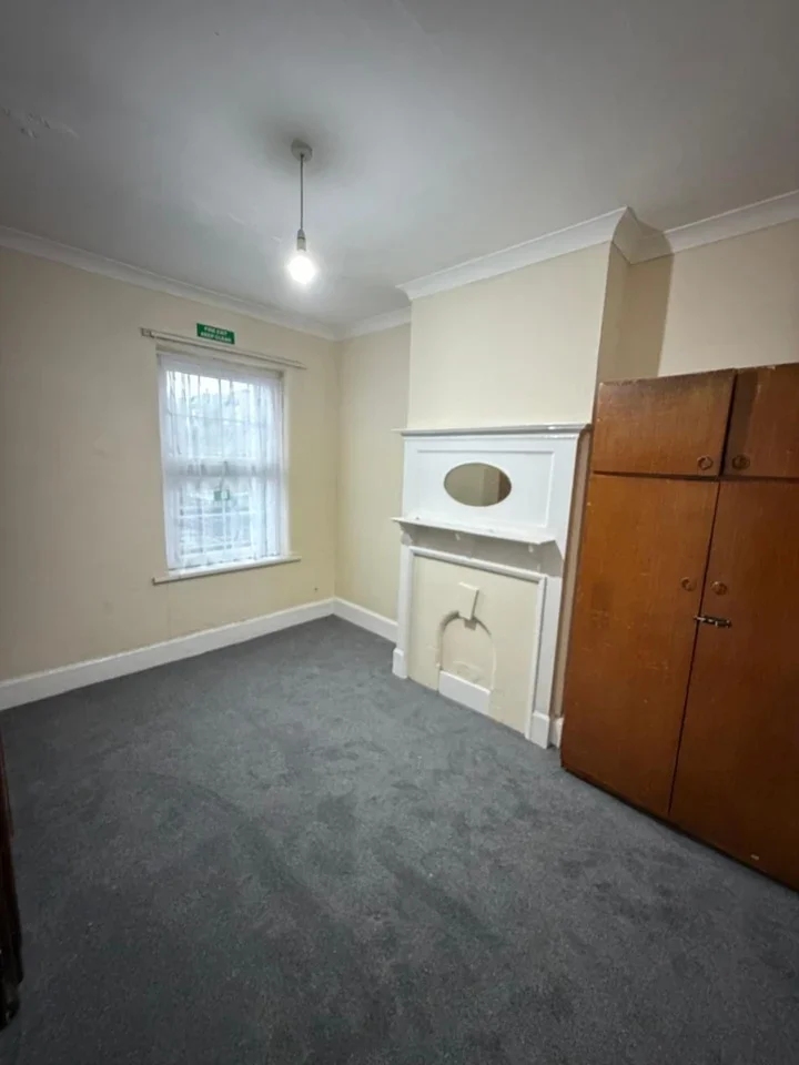 Flat Peacock Close in Greater London