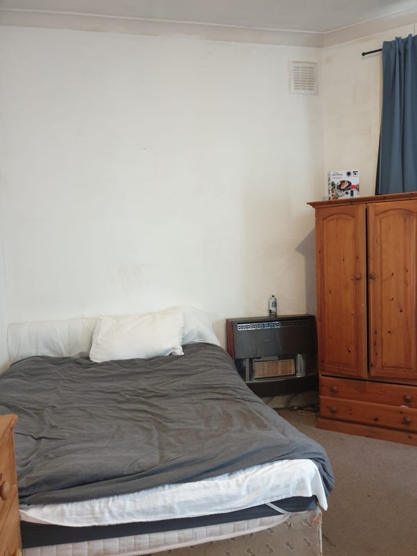 Room Gunnersbury Avenue in Greater London