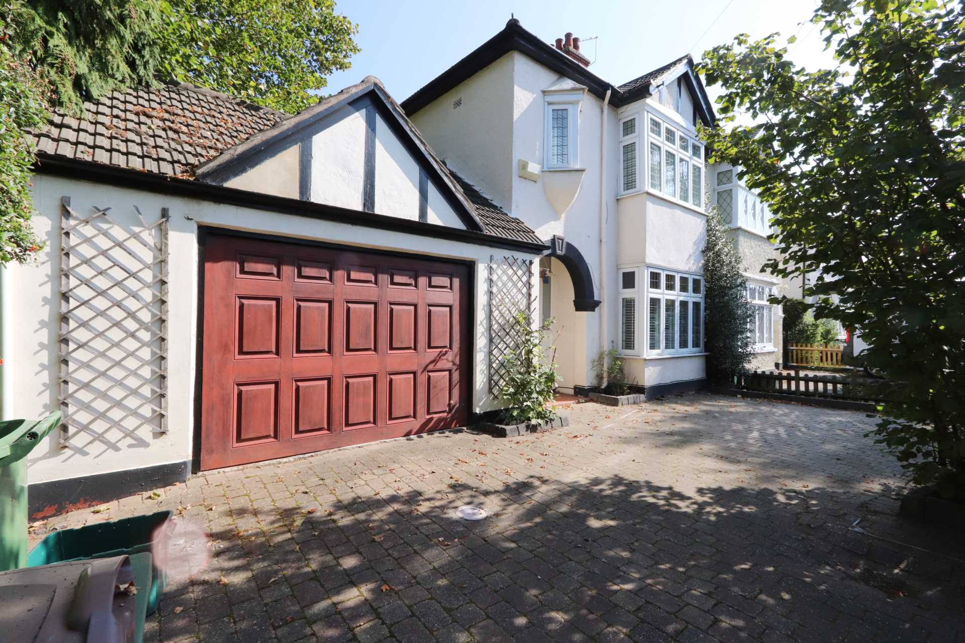 House Lynwood Drive in Greater London