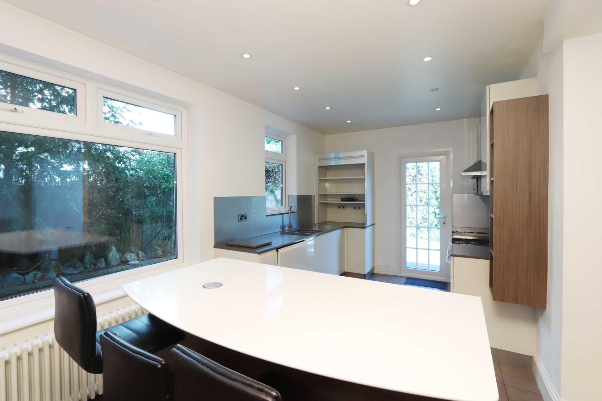 House Lynwood Drive in Greater London