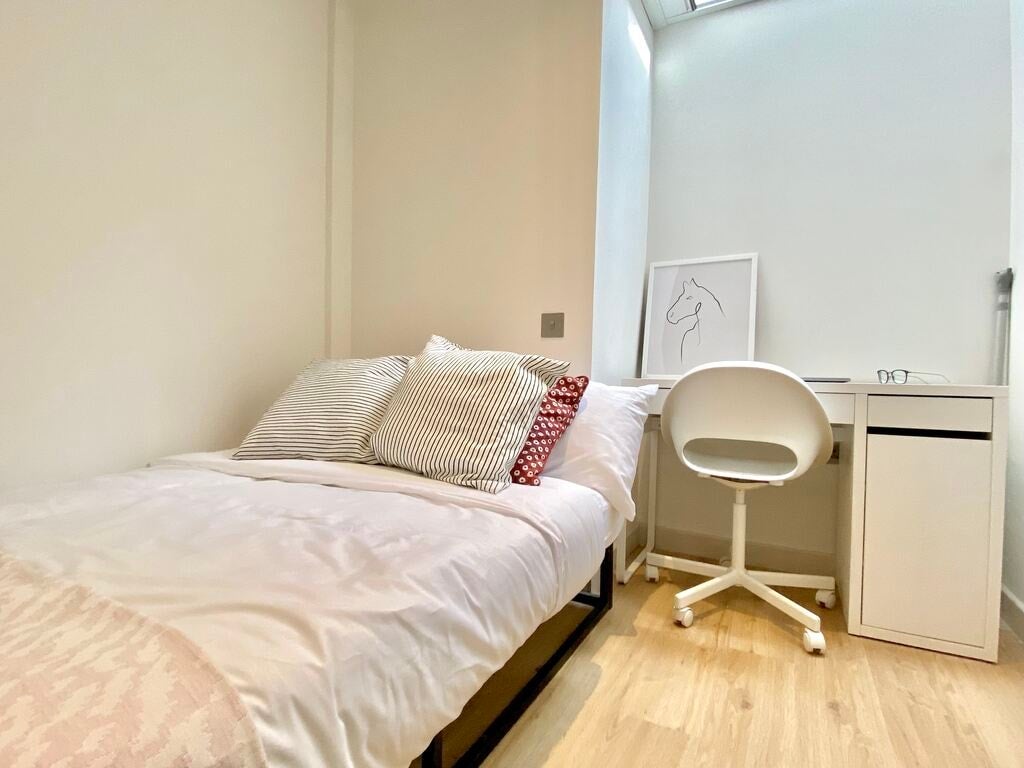 Room Buxton Street in Greater London