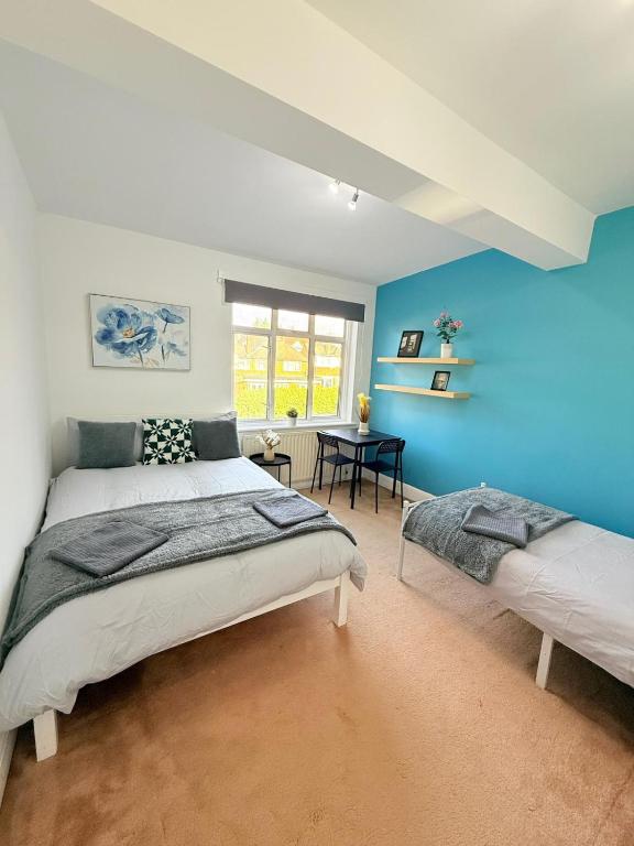 Room Forty Avenue in Greater London