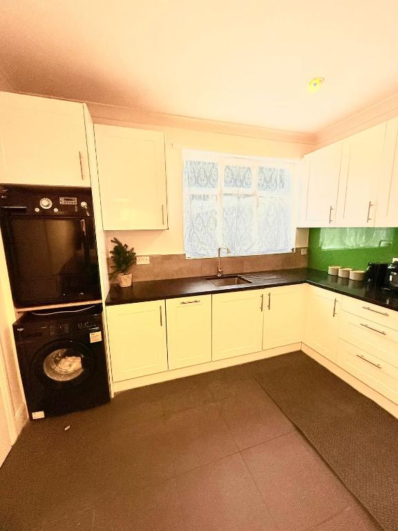 Room Forty Avenue in Greater London