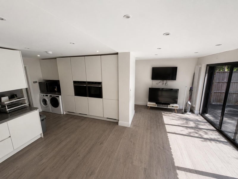 Room Barnfield Place in Greater London