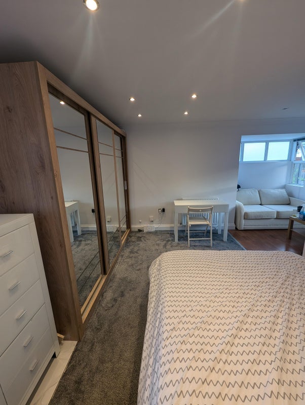 Room Pitman Lane in Cardiff