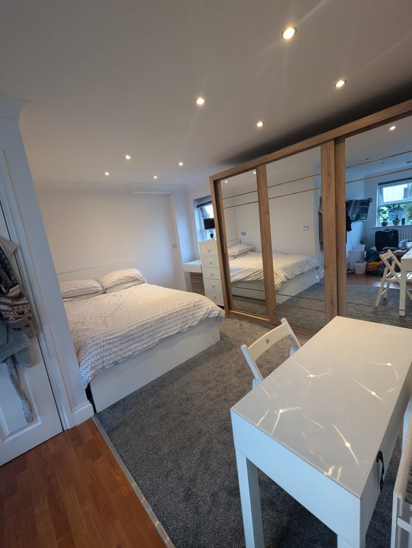 Room Pitman Lane in Cardiff