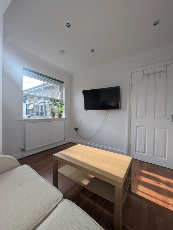 Room Pitman Lane in Cardiff