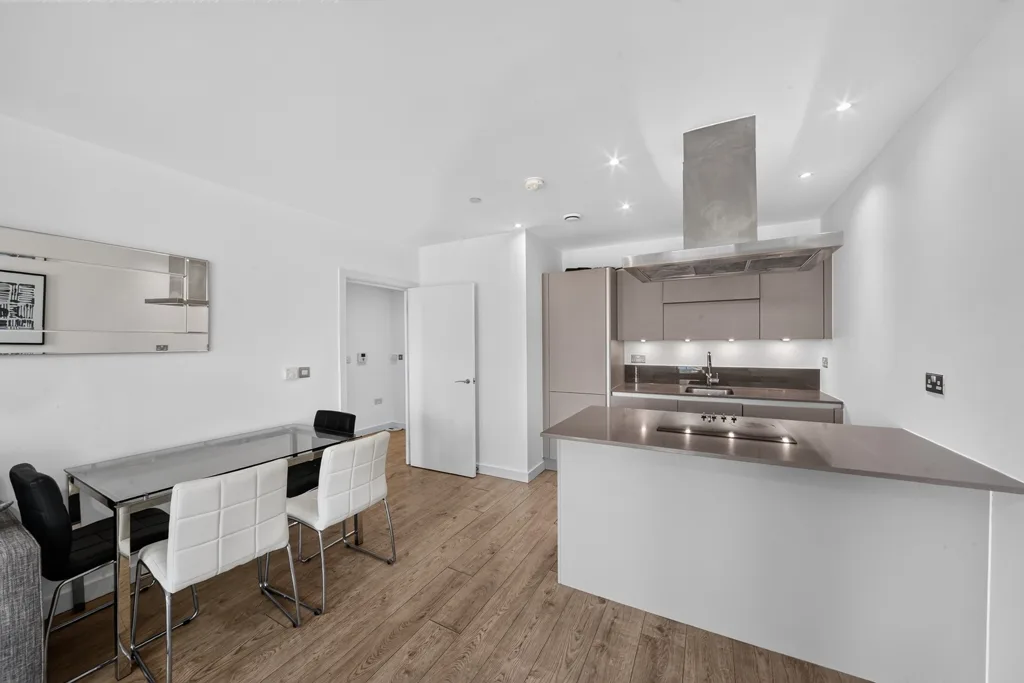 Flat Williamsburg Plaza in Greater London