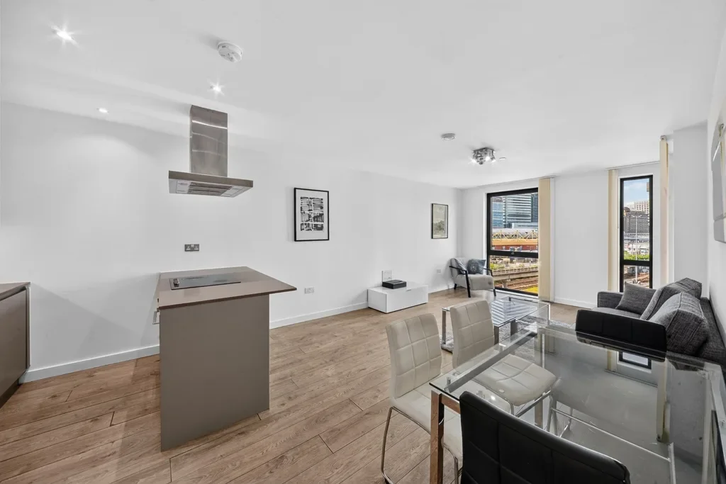 Flat Williamsburg Plaza in Greater London