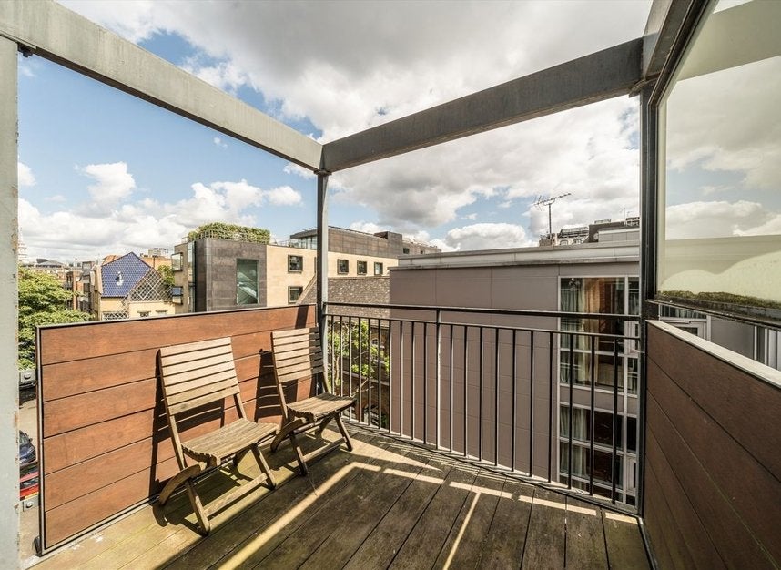Flat Eagle Court in Greater London