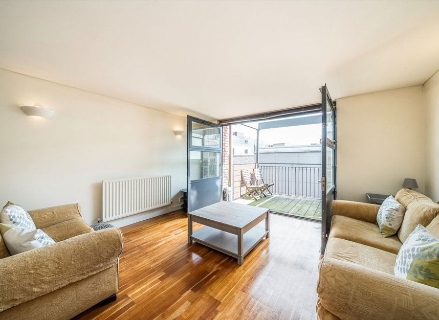 Flat Eagle Court in Greater London