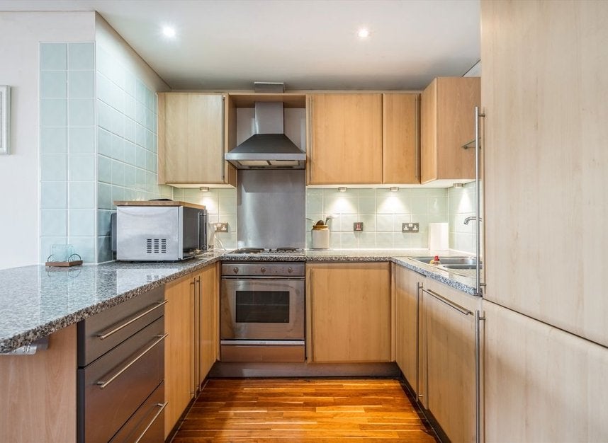 Flat Eagle Court in Greater London