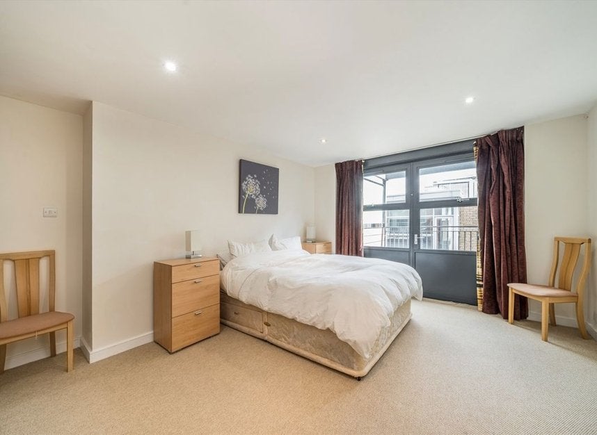 Flat Eagle Court in Greater London