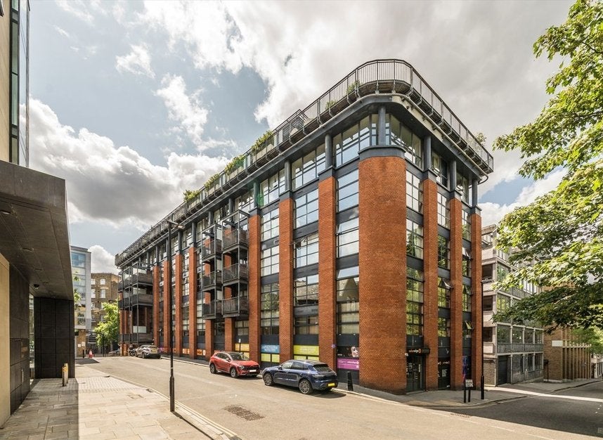 Flat Eagle Court in Greater London