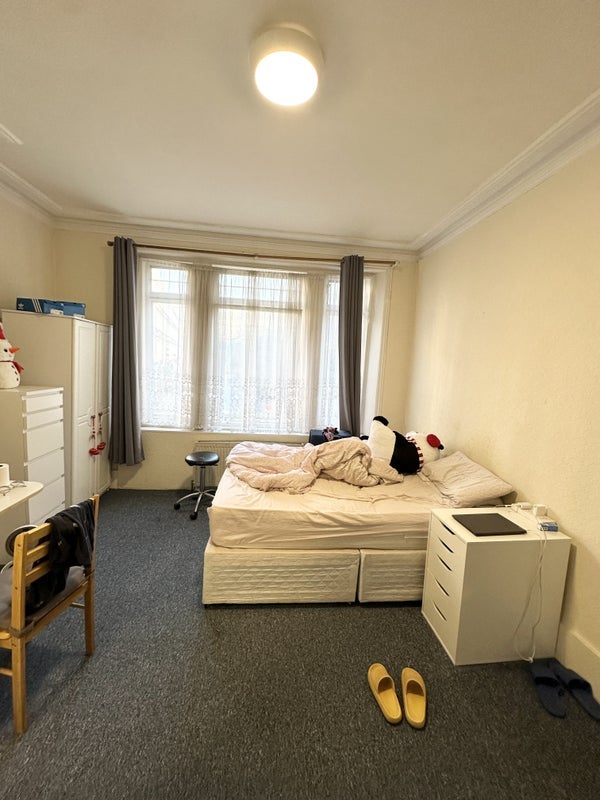 Flat Hazlitt Road in Greater London